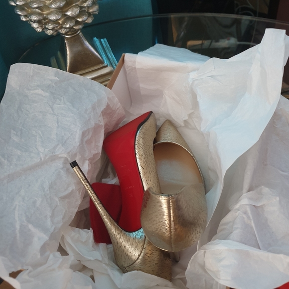 Christian Louboutin - Picture 4 of 8